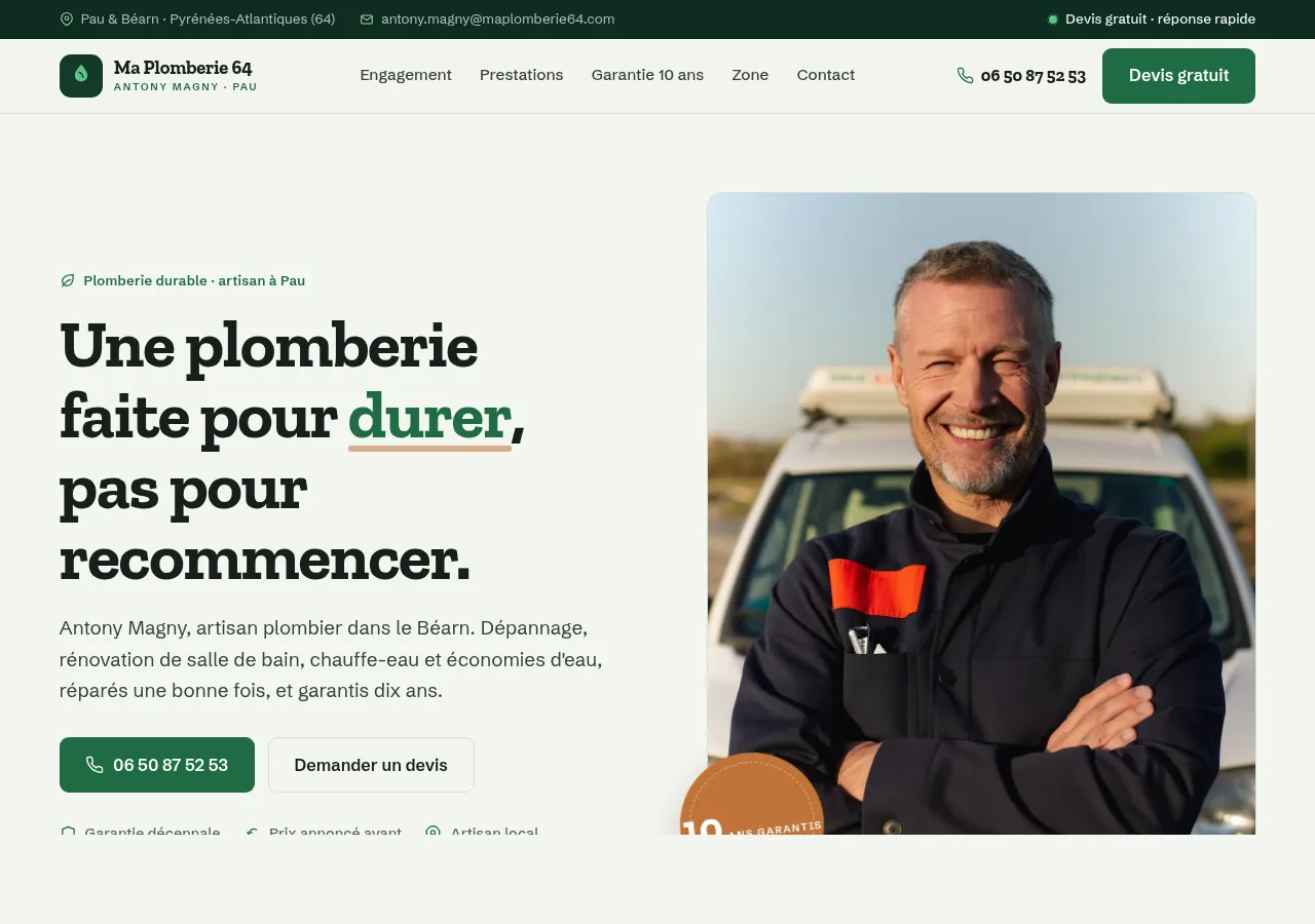 Site web d'un plombier de Pau : grand titre, photo de l'artisan et bouton d'appel direct